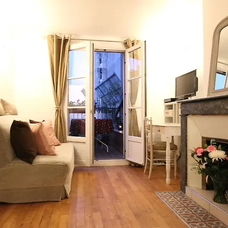 Moulin Rouge Backstage Parigi